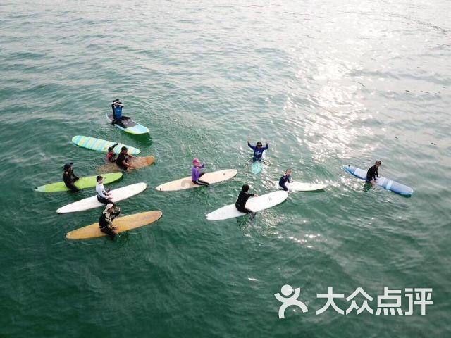 杨超越卫衣搭配衬衫裙潮酷十足 满满秀场风范